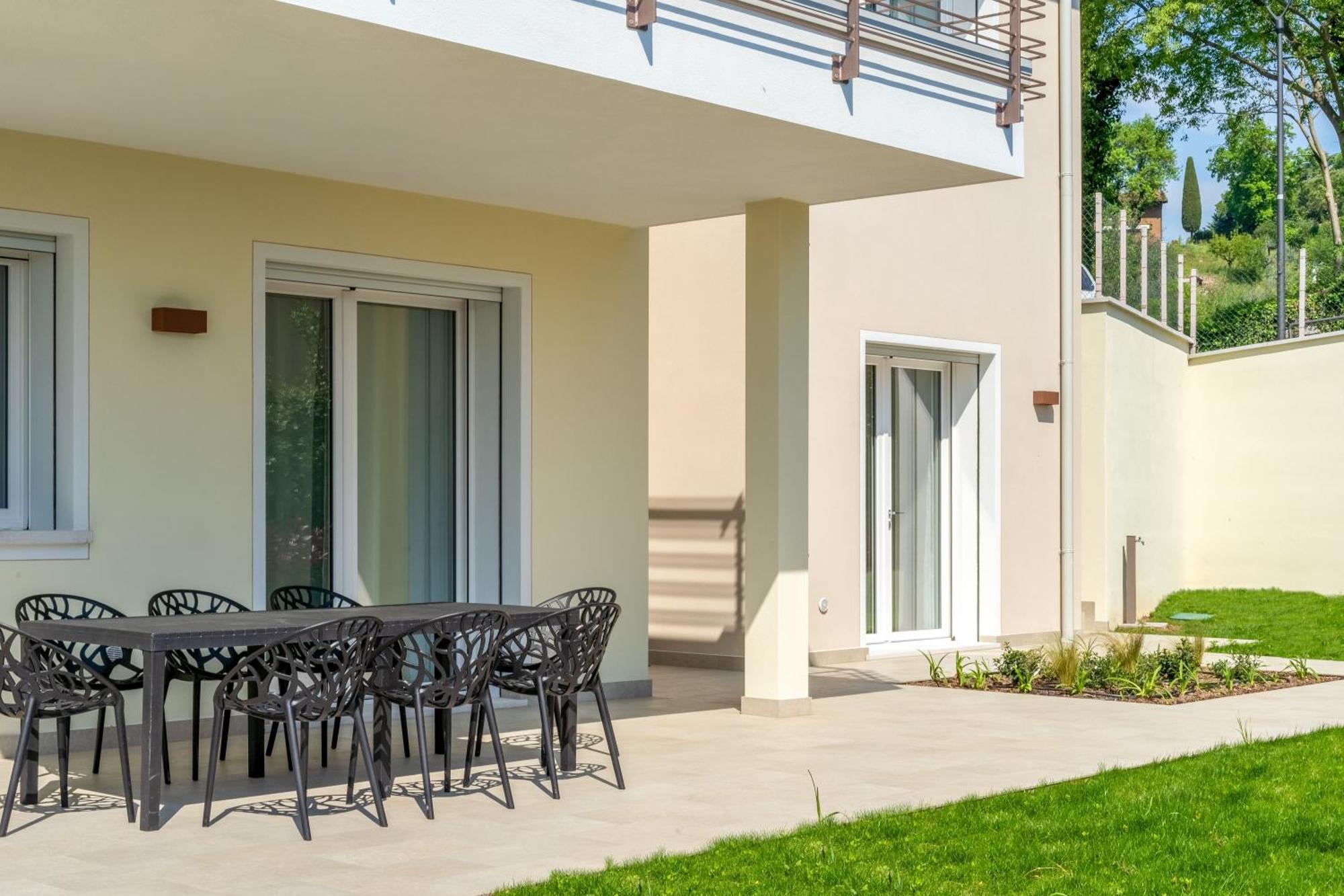 Luxury Villas Gardenia With Private Pool Паденге-суль-Гарда Экстерьер фото