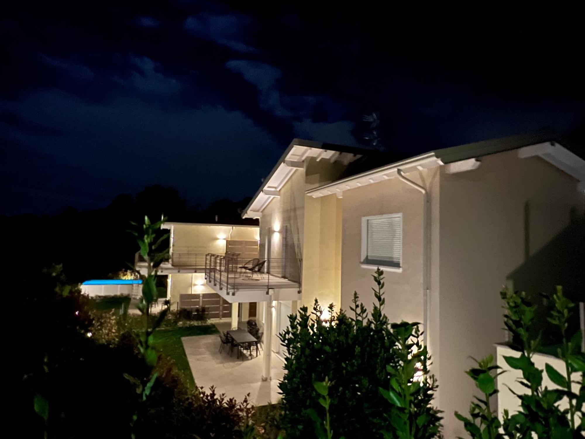 Luxury Villas Gardenia With Private Pool Паденге-суль-Гарда Экстерьер фото